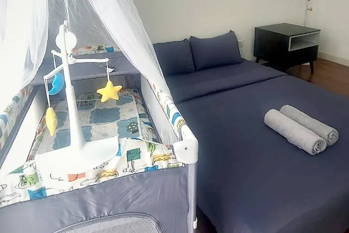 Baby-Ready, bedroom 1: queen bed, baby cot