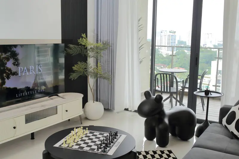 Black or White, Amberside, Country Garden Danga Bay