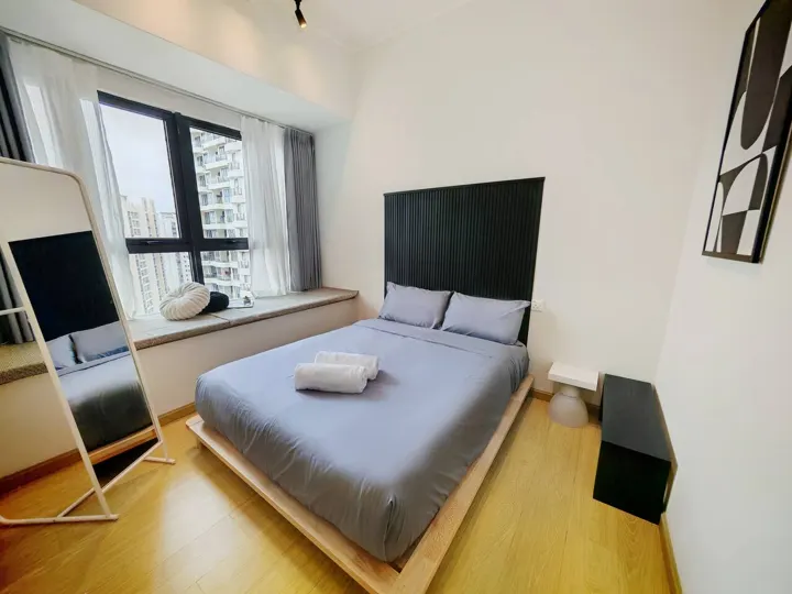 Black or White, bedroom 2: queen bed