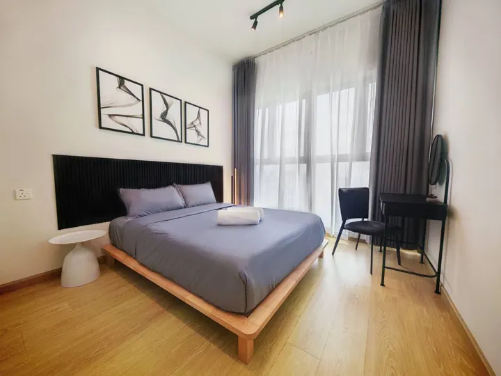 Black or White, bedroom 1: queen bed, floor mattress