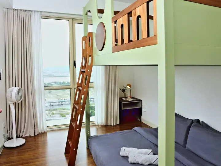 Climbing Bunk, bedroom 2: 2 × queen bed, single bed, baby cot