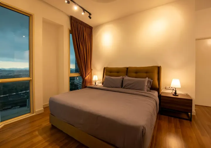 Giant Bear Home, bedroom 1: king bed, floor mattress