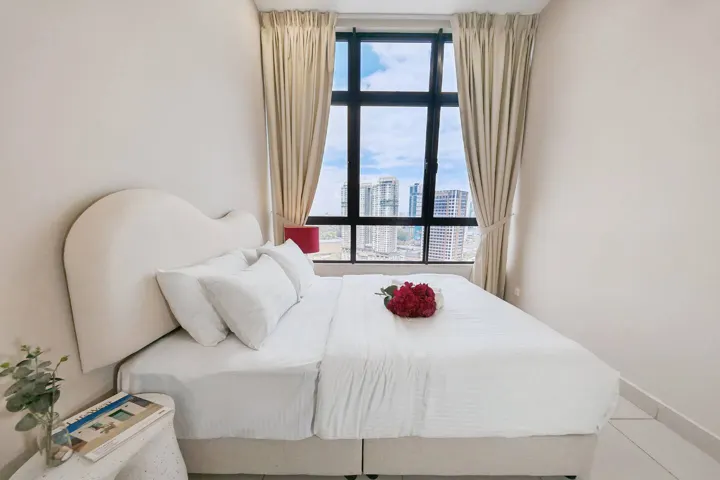 Ivory & Pop, bedroom 2: queen bed
