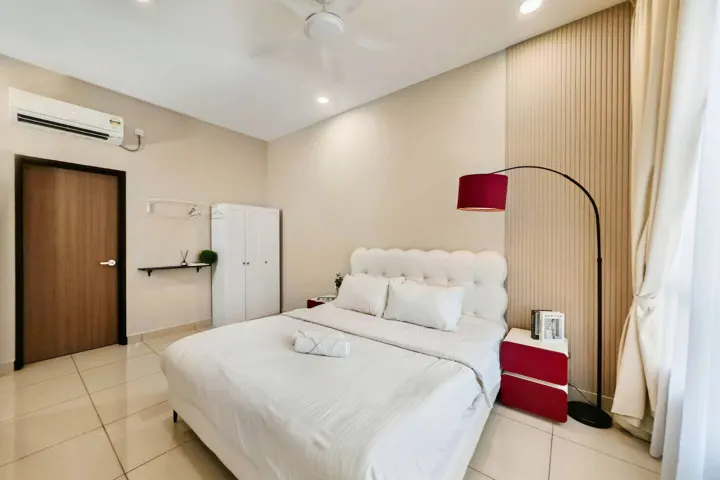 Ivory & Pop, bedroom 1: king bed, floor mattress