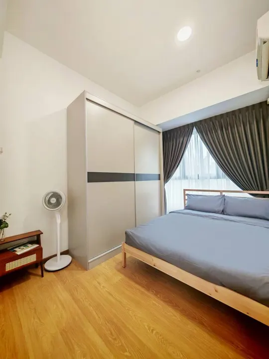 Kid Scandi Lounge, bedroom 2: queen bed