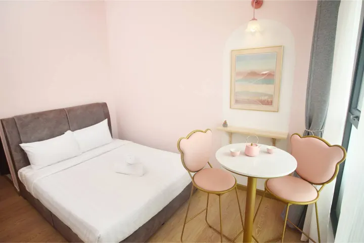 Luxe Balcony Bliss，卧室 1：Queen 床，地垫床褥