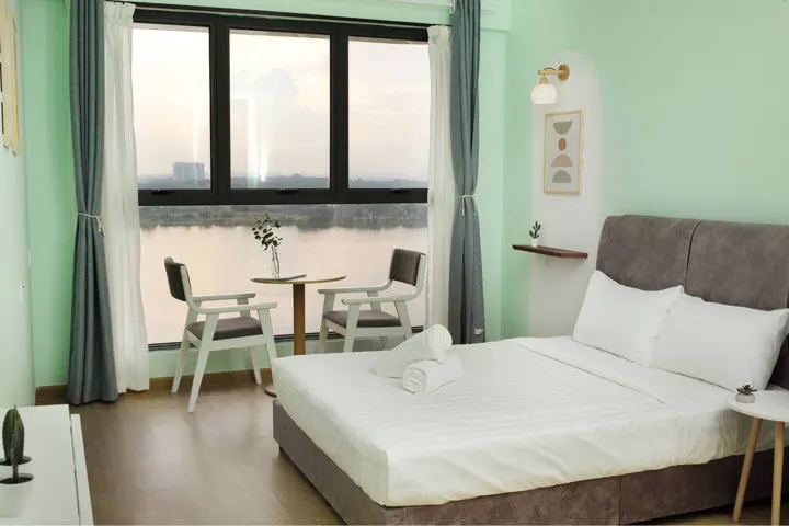 Luxe Balcony Bliss，卧室 2：Queen 床