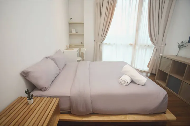Scandinavian Escape, bedroom 1: queen bed, baby cot