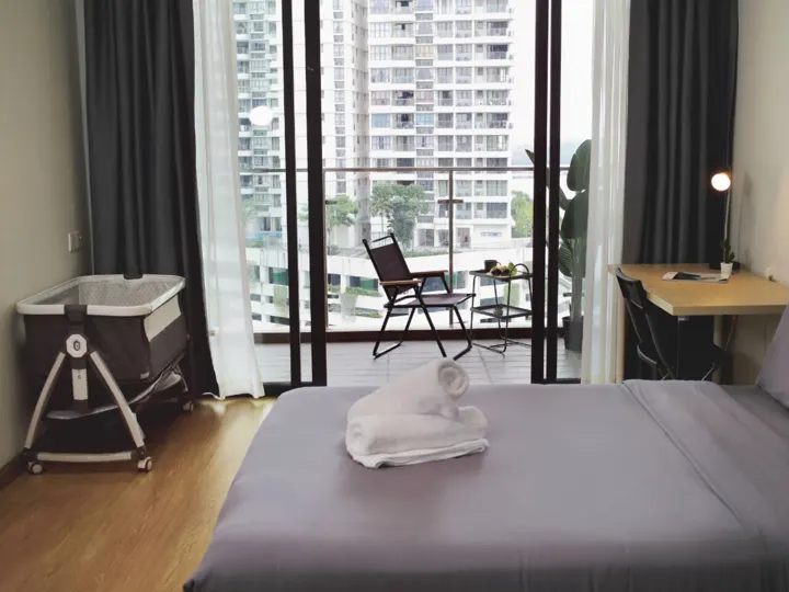 Secret Lounge, bedroom 1: queen bed, baby cot