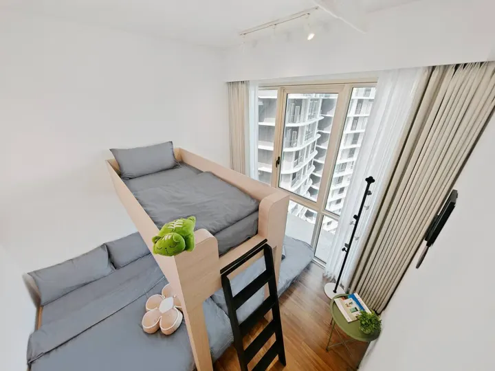 Sleep Sandwich, bedroom 2: 2 × queen bed, single bed