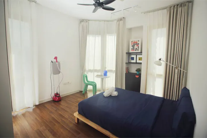 Sunlit Designer, bedroom 1: queen bed, baby cot