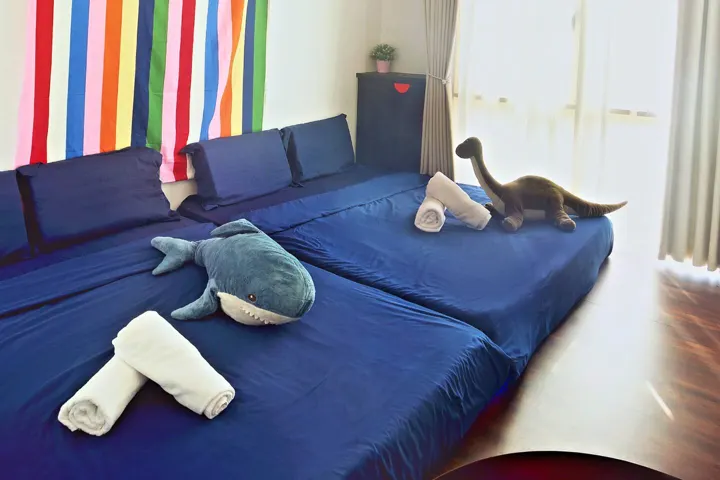 Sunlit Designer, bedroom 2: 2 × queen bed