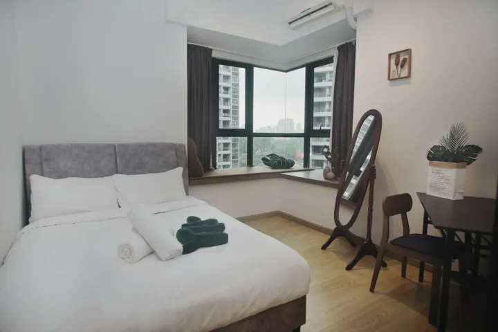 Timber Lounge, bedroom 1: queen bed, floor mattress