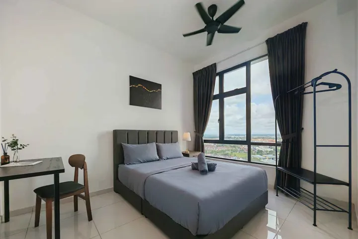 Walnut Cityview Suite, bedroom 2: queen bed