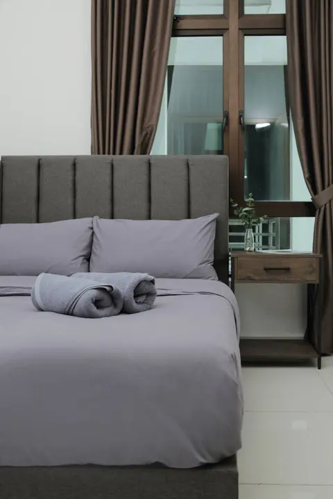 Walnut Cityview Suite, bedroom 1: queen bed