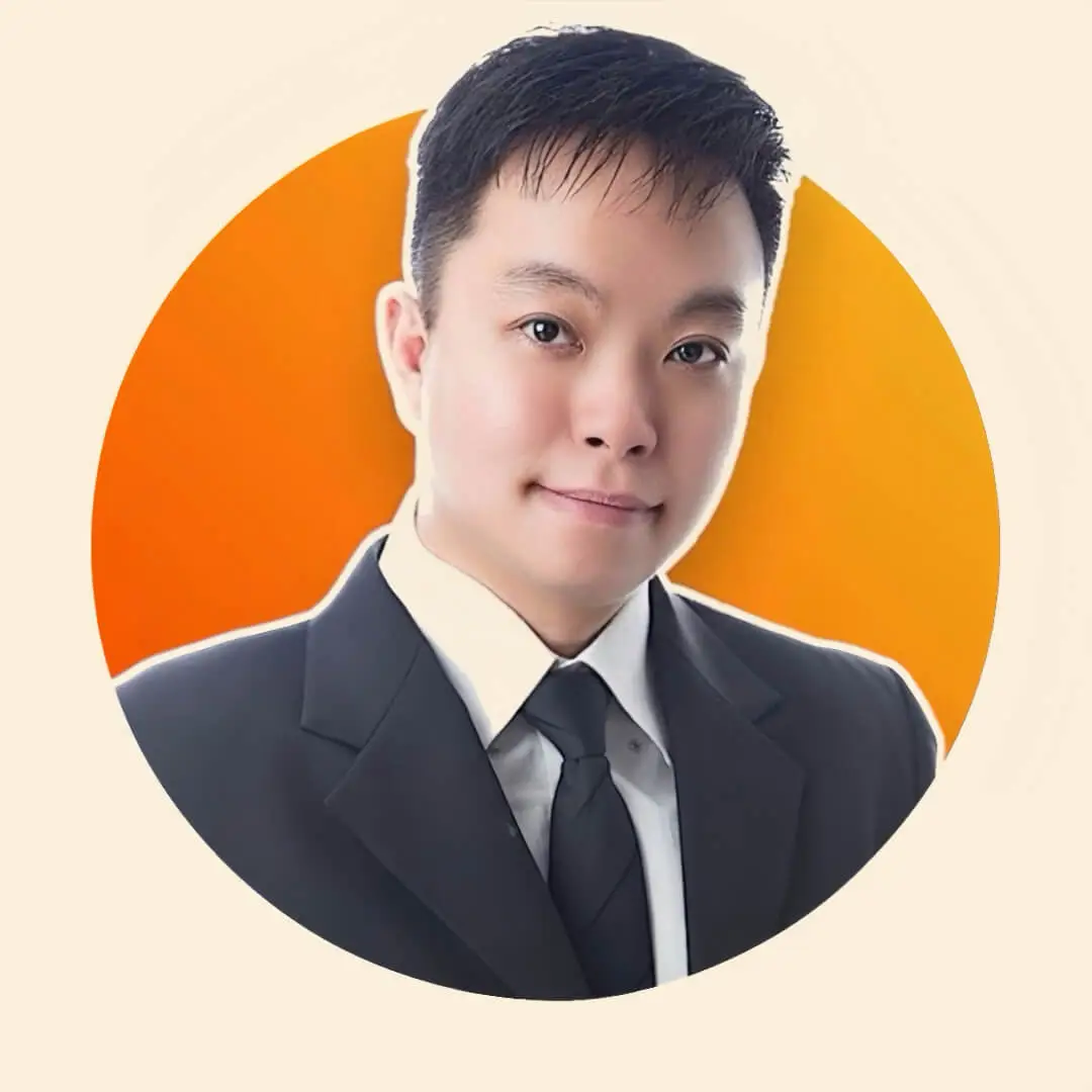 RoomGuru Co-founder Kenny A portrait photo of a businessman in suite