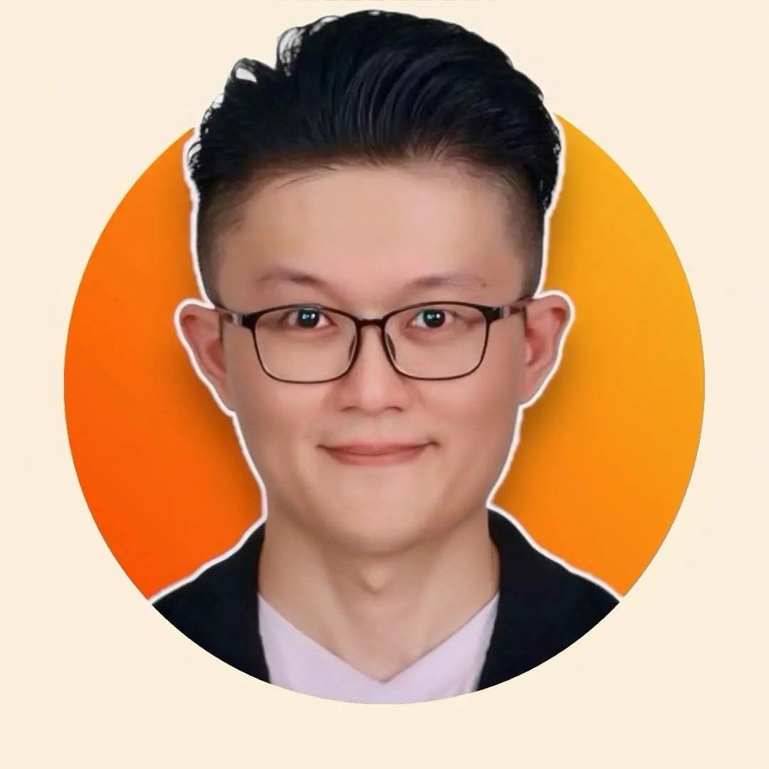 RoomGuru Co-founder Simon A portrait photo of a young man wearing black frame glasses