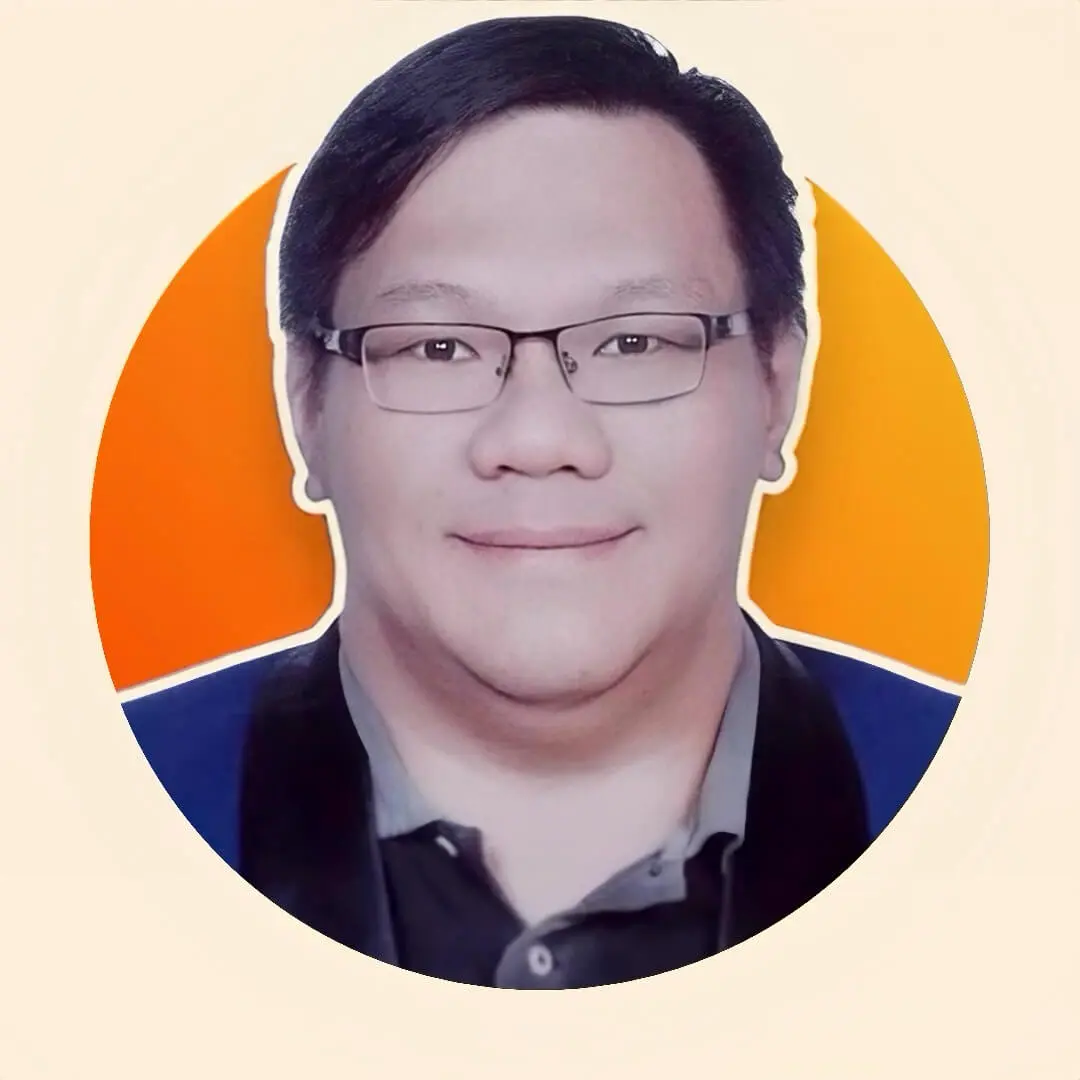 RoomGuru Co-founder Alex a man wearing glasses and smiling