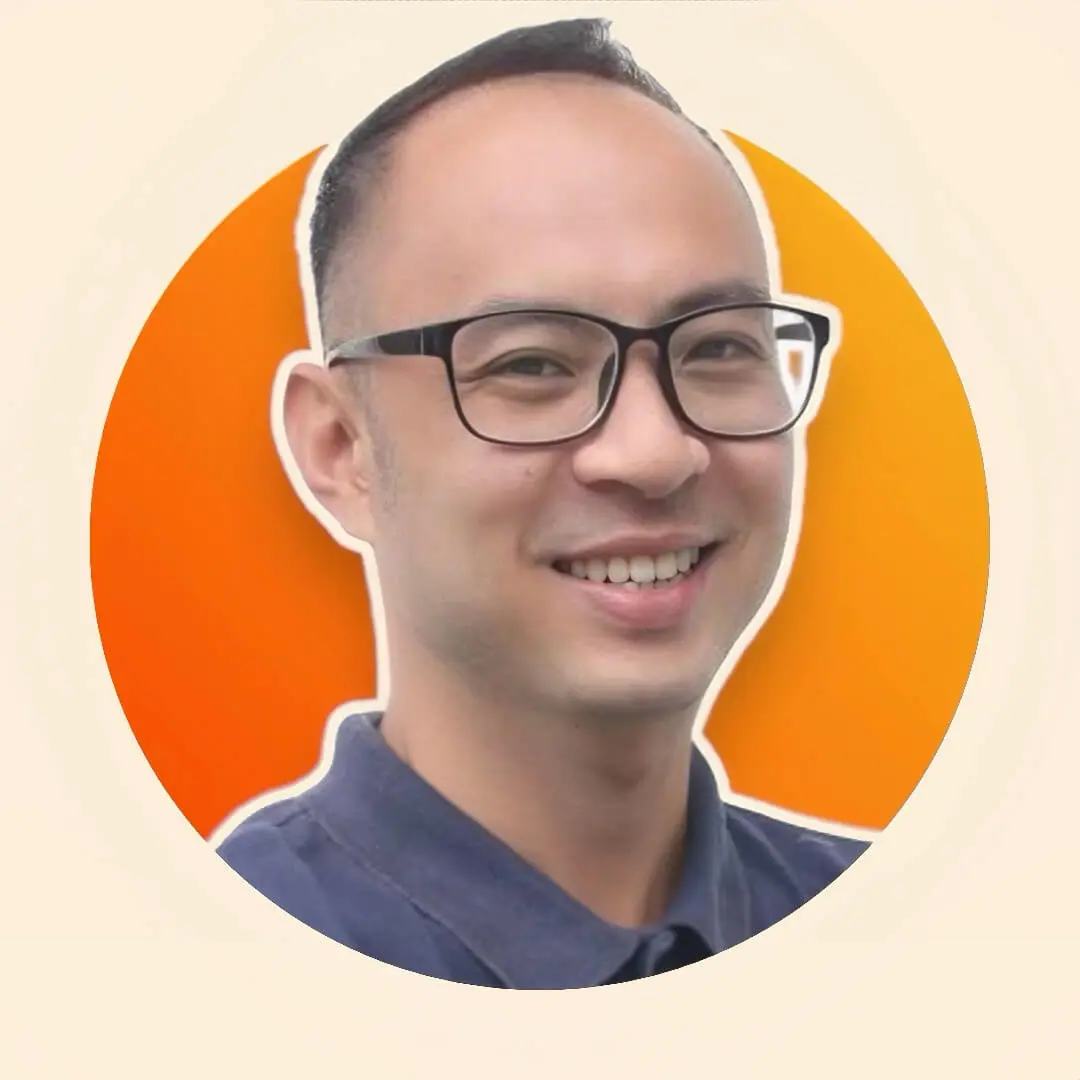RoomGuru Co-founder Amus a man wearing glasses smiling
